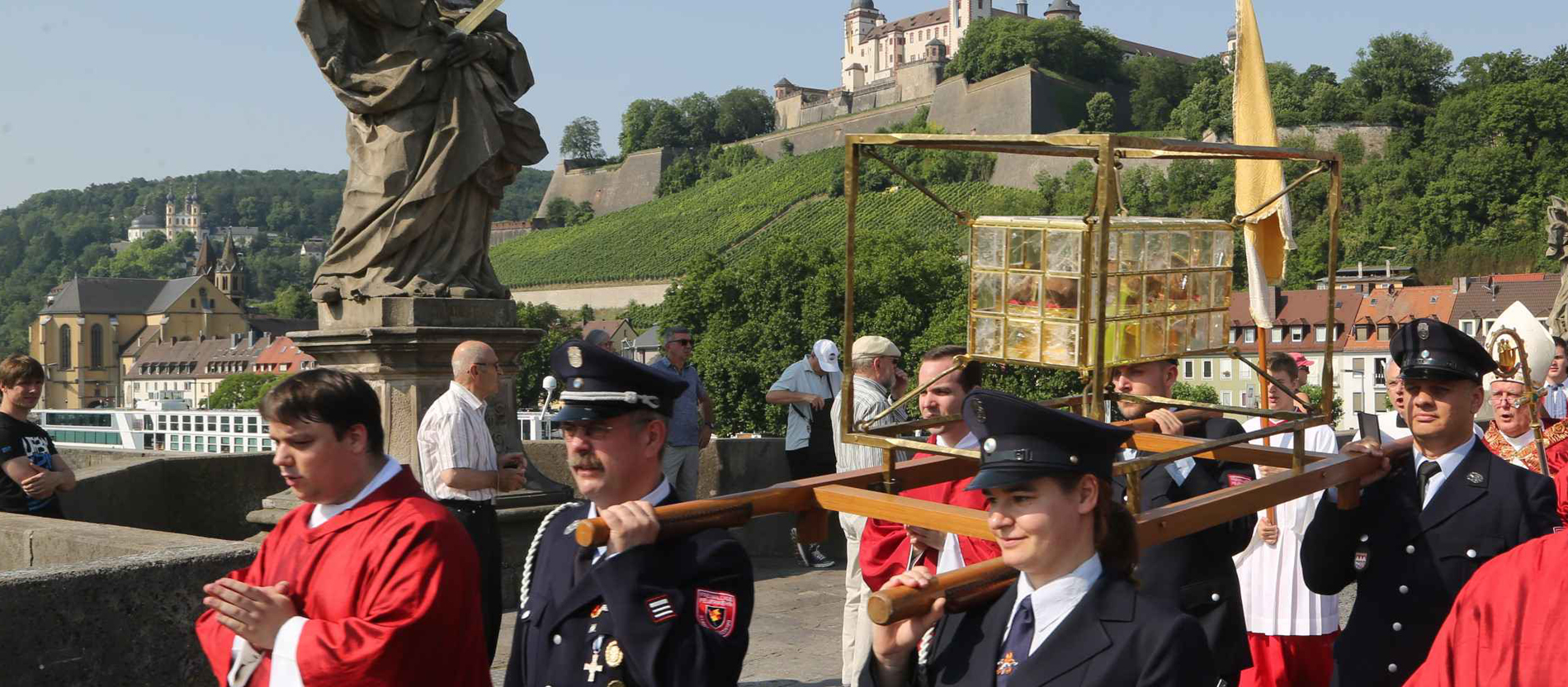 Die Reliquien der Frankenapostel werden in einem Schrein in den Dom von Würzburg getragen.