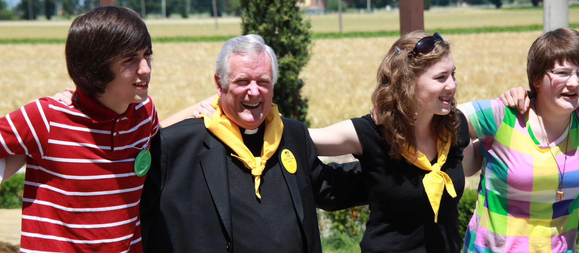 Bischof Friedhelm mit Jugendlichen bei der Familienwallfahrt in Assisi.