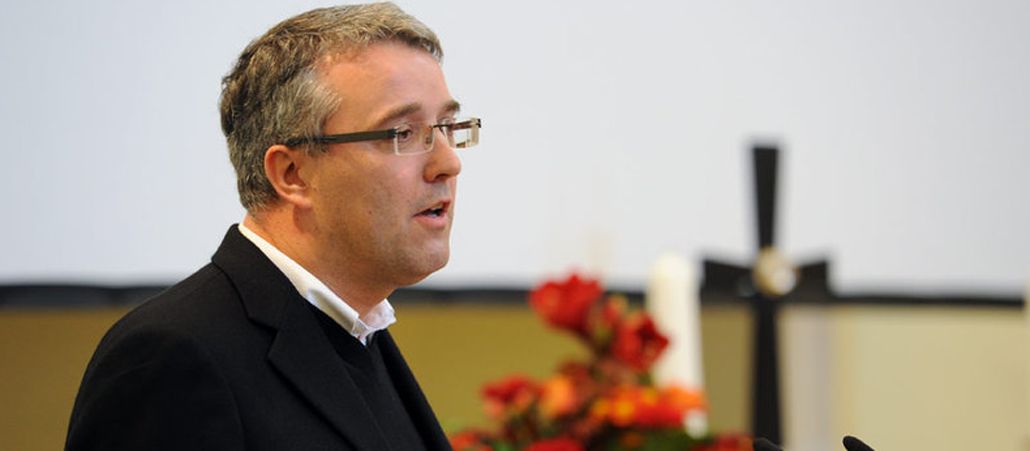 Pfarrer Peter Seul hält eine Rede