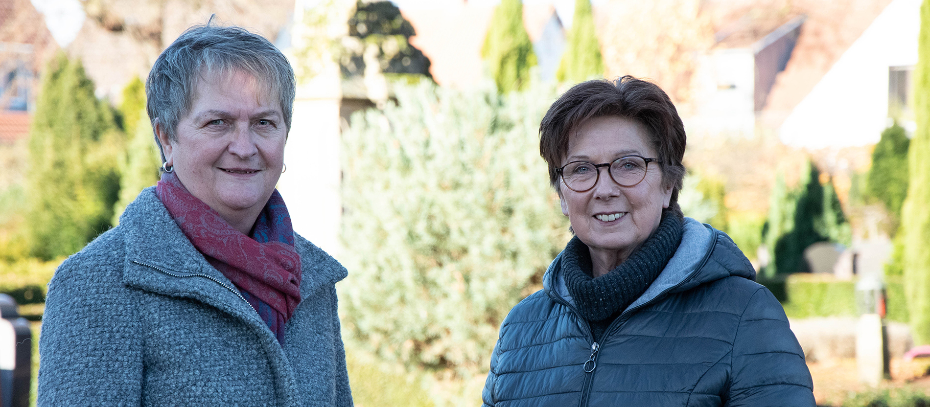 Hedwig Börger (links) und Mechthild Dilkaute sind auf dem Jakobifriedhof für einsame und trauernde Menschen ansprechbar.