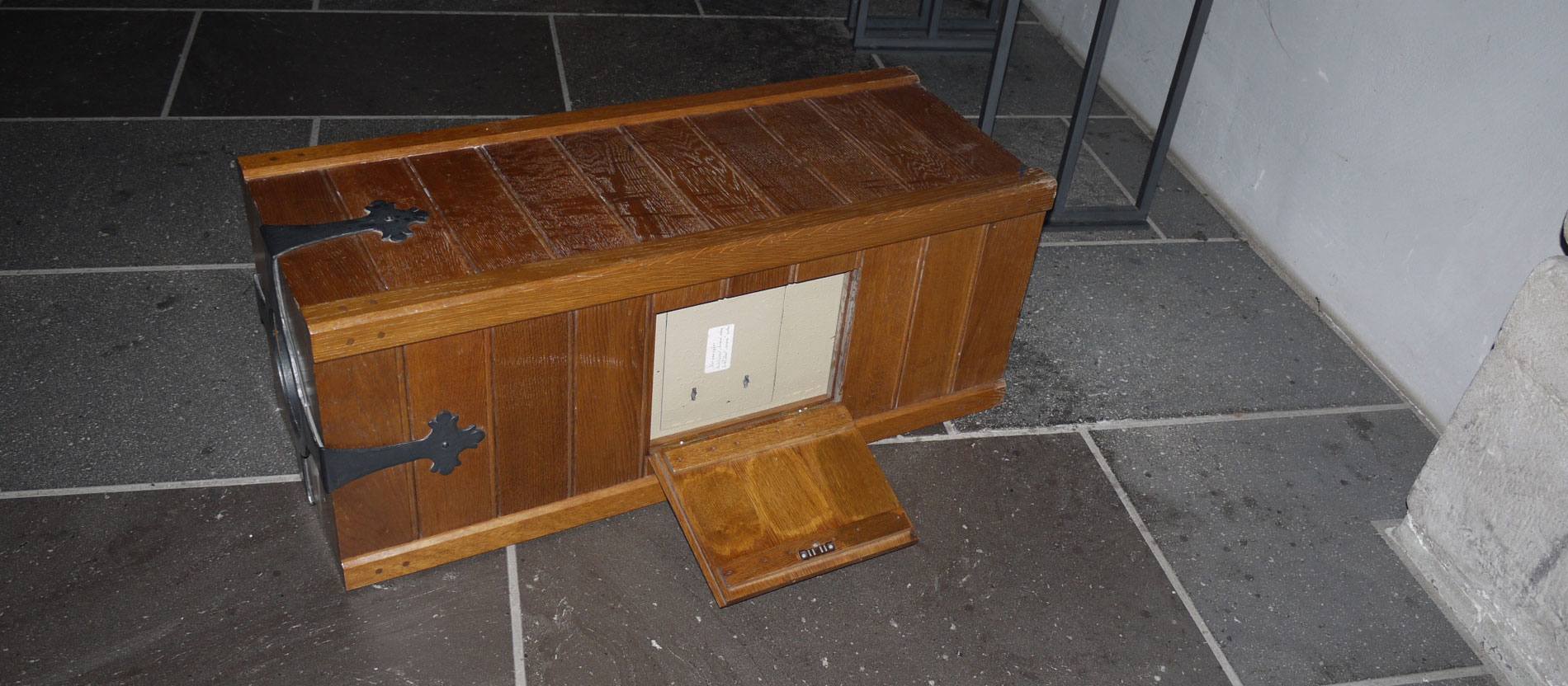 Ein umgestoßener Opferstock in der Abtei St. Matthias in Trier.