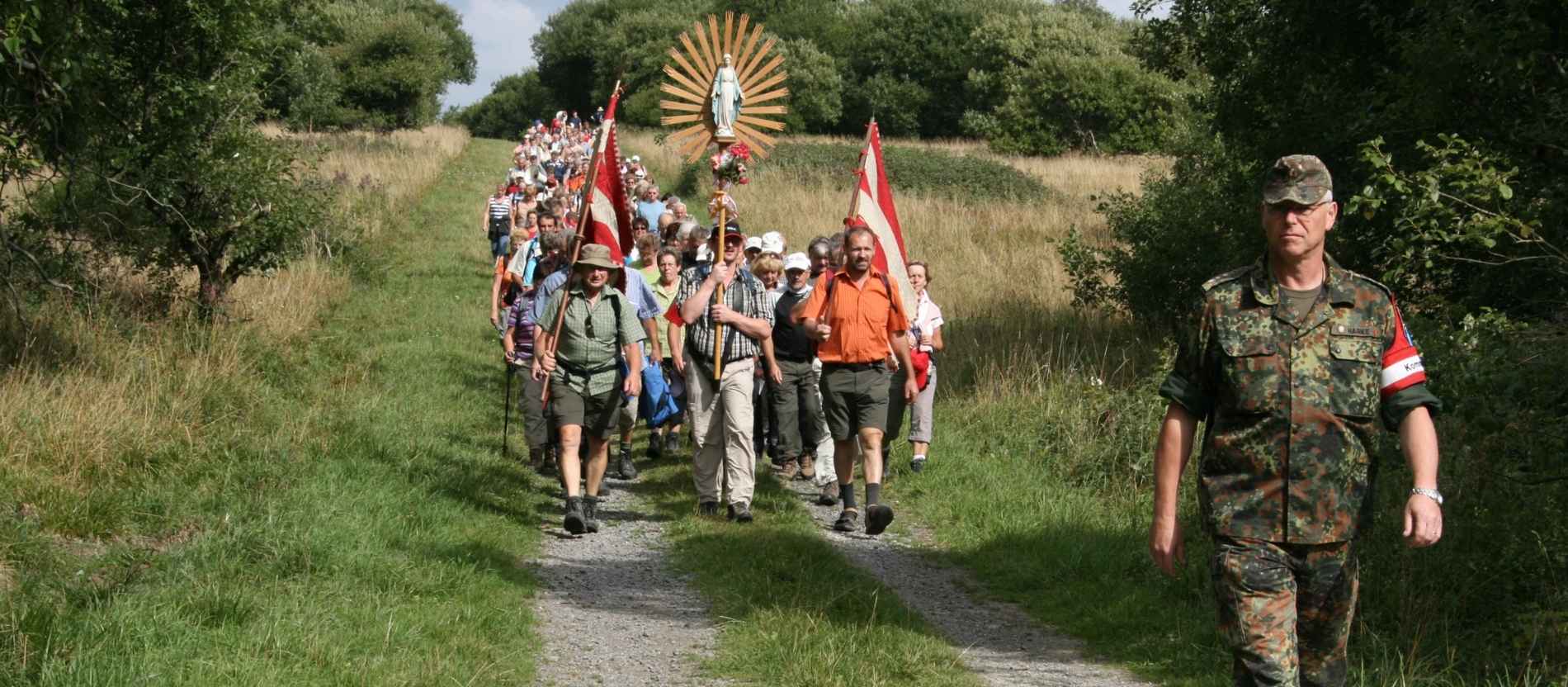 Wo Pilger und Soldaten gemeinsam unterwegs sind