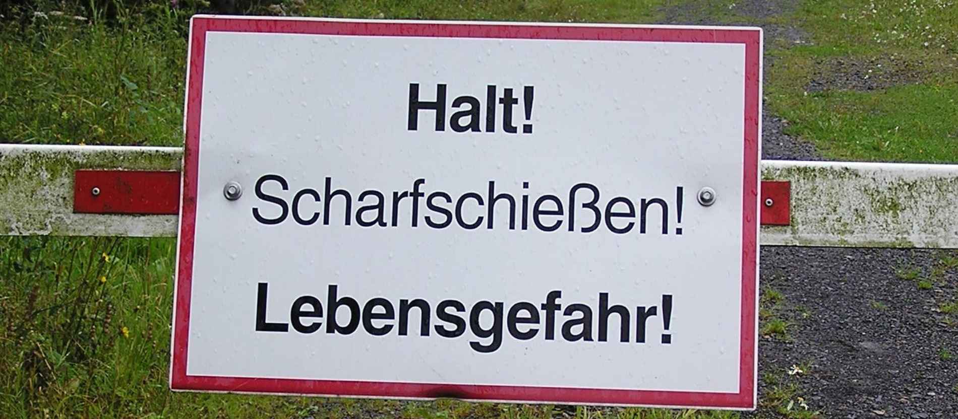 Warnschilder weisen die Pilger auf die Gefahren im Truppenübungsplatz hin.
