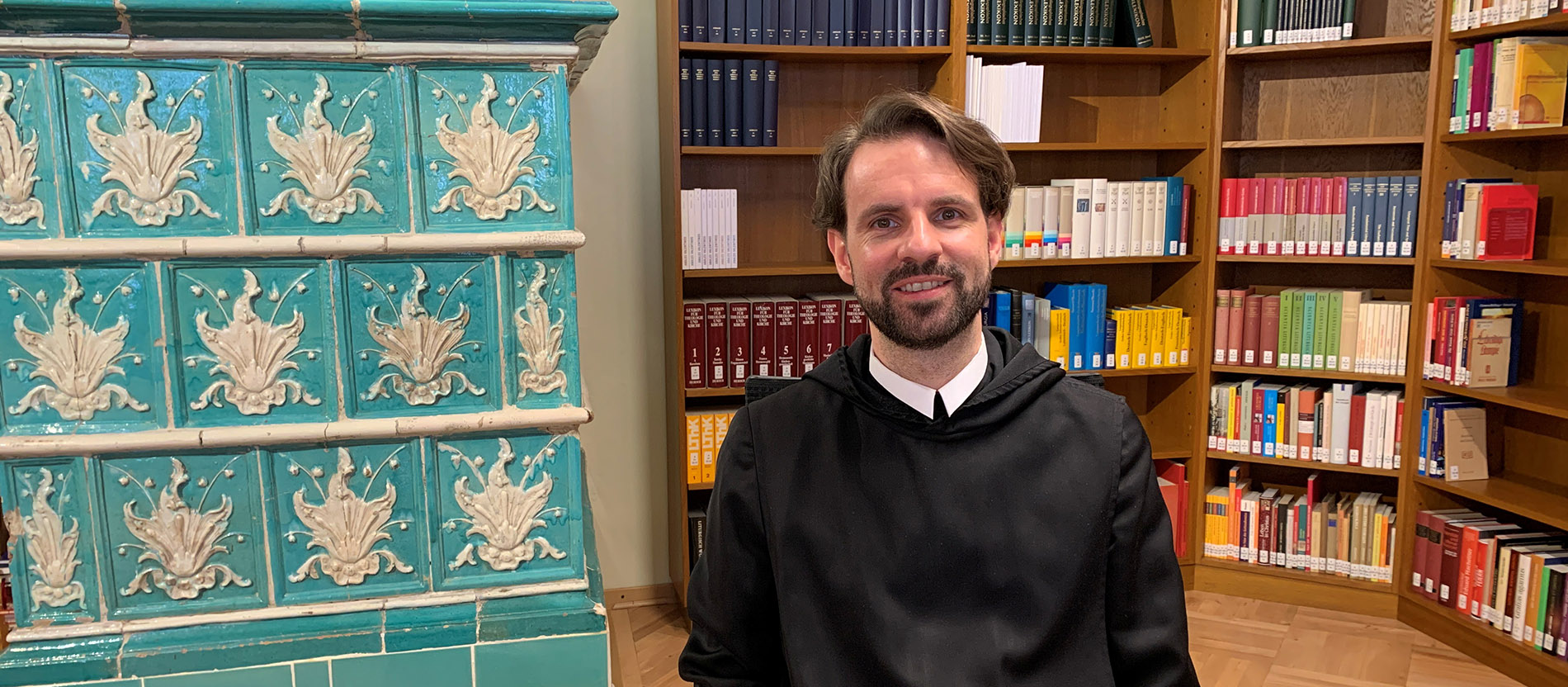 P. Johannes in seinem Arbeitszimmer