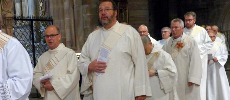 Peter Höfner (links) zieht zusammen mit anderen Diakonen in eine Kirche ein. 