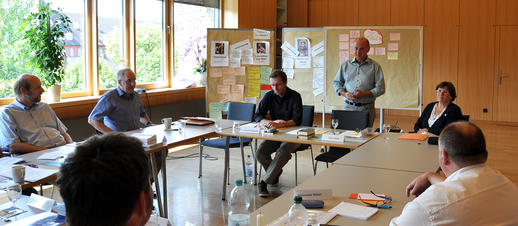 Peter Höfner in einem Seminarraum