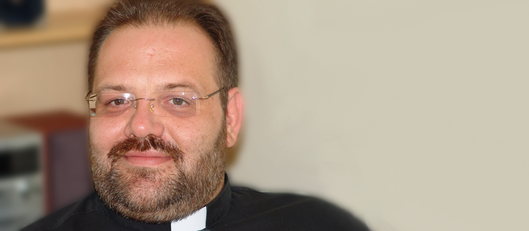 Kaplan Roland Klugmann, ein junger Mann mit Bart und Brille