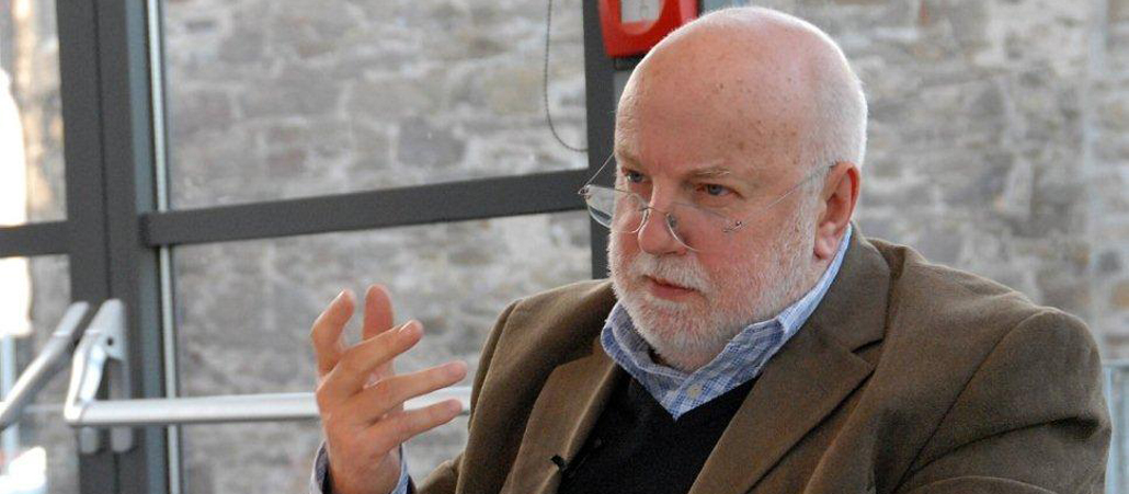 Der Belgier Freddy Derwahl (Jahrgang 1946) ist Buchautor, Journalist und Mitglied im PEN-Club. Auf Deutsch berichtete er für die „Aachener Volkszeitung“ und für das „Belgische Rundfunk- und Fernsehzentrum“. 2006 erschien sein Doppelporträt „Der mit dem Fahrrad und der mit dem Alfa kam: Benedikt XVI. und Hans Küng“; 2008 als Taschenbuch mit dem Untertitel „Geschichte einer Freundschaft“.
