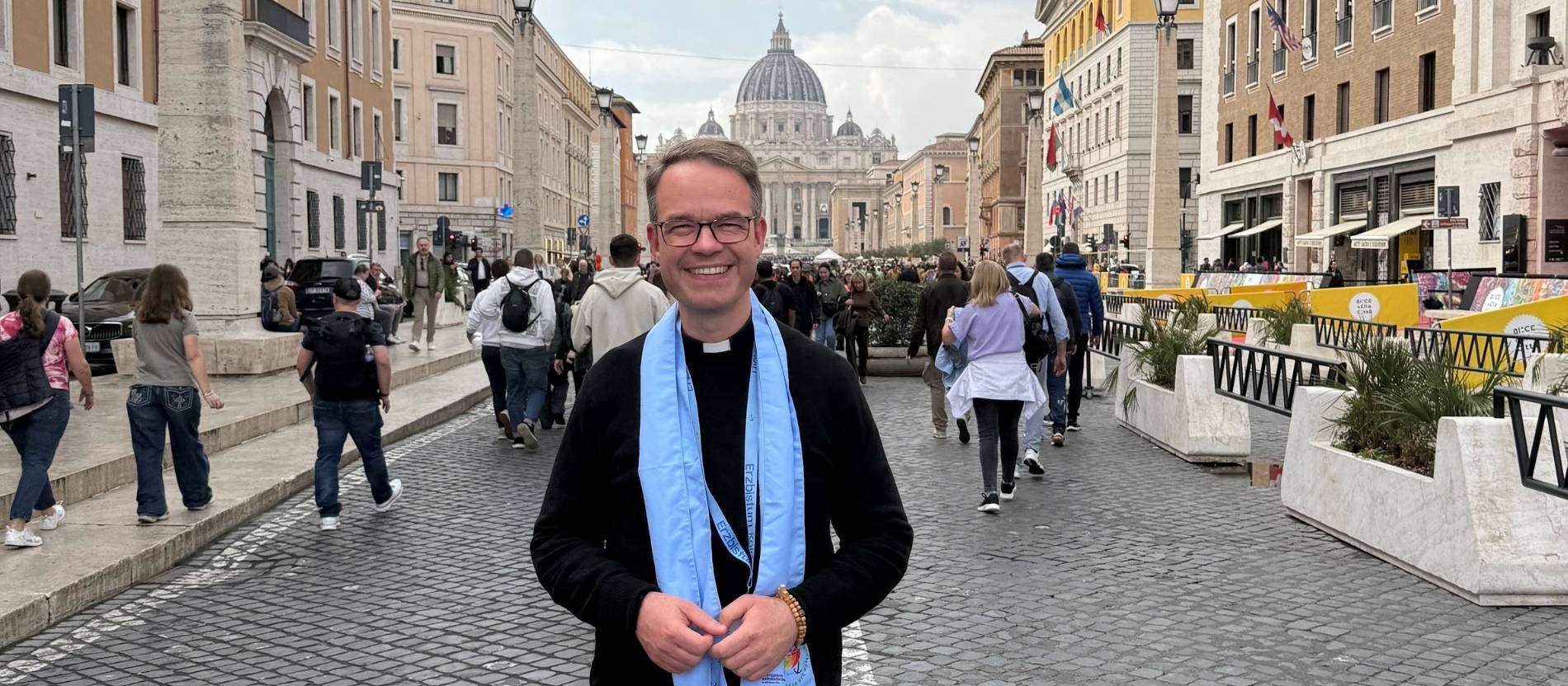 Pfarrer Andreas Süß vor dem Petersdom in Rom
