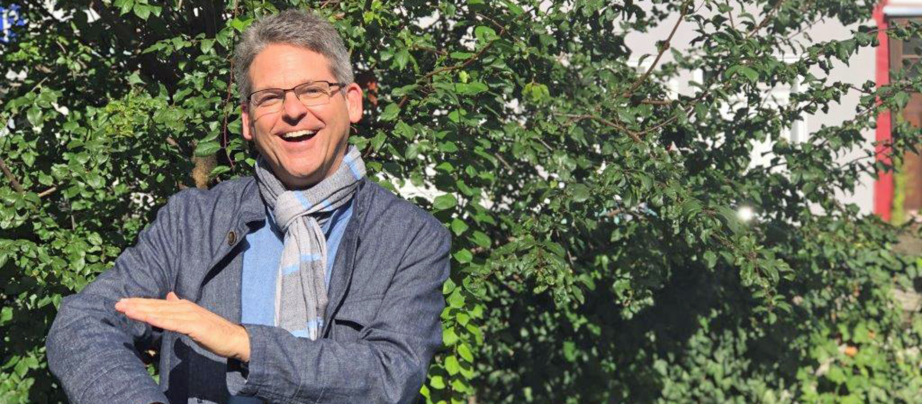 Gehörlosenseelsorger Christian Enke zeigt die Gebärde für 