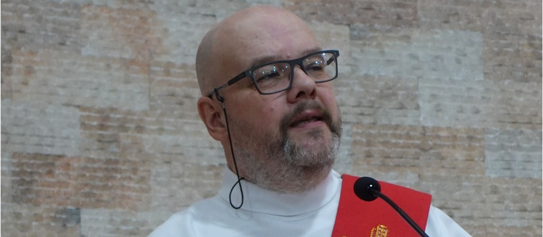 Diakon Edgar Krumpen bei einer Predigt
