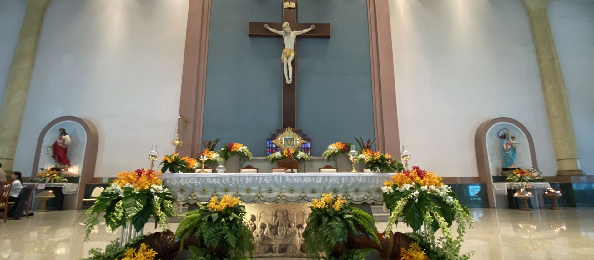 Der Altar in der katholischen Don-Bosco-Kirche in Bangkok zu Ostern