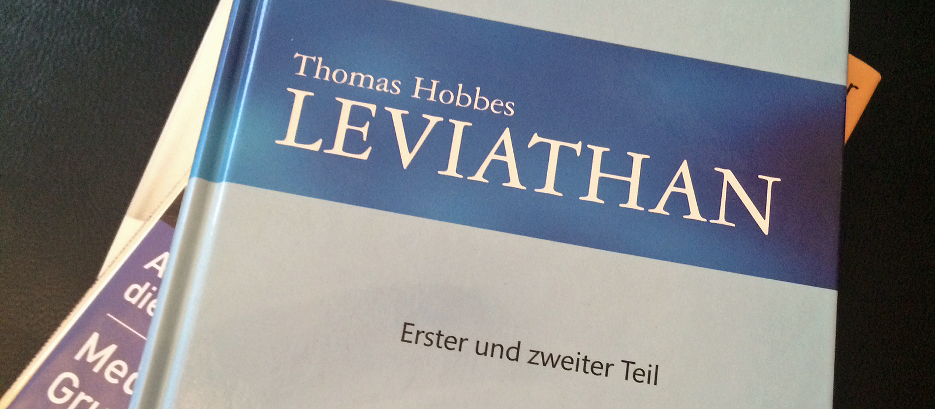 Auch wenn Thomas Hobbes seiner staatstheoretischen Abhandlung einen biblischen Titel gab: Dass nicht mehr Gottesgnadentum, sondern eine Übereinkunft der Untertanen die Herrschaft des Monarchen begründet, passte nicht zur kirchlichen Staatslehre.