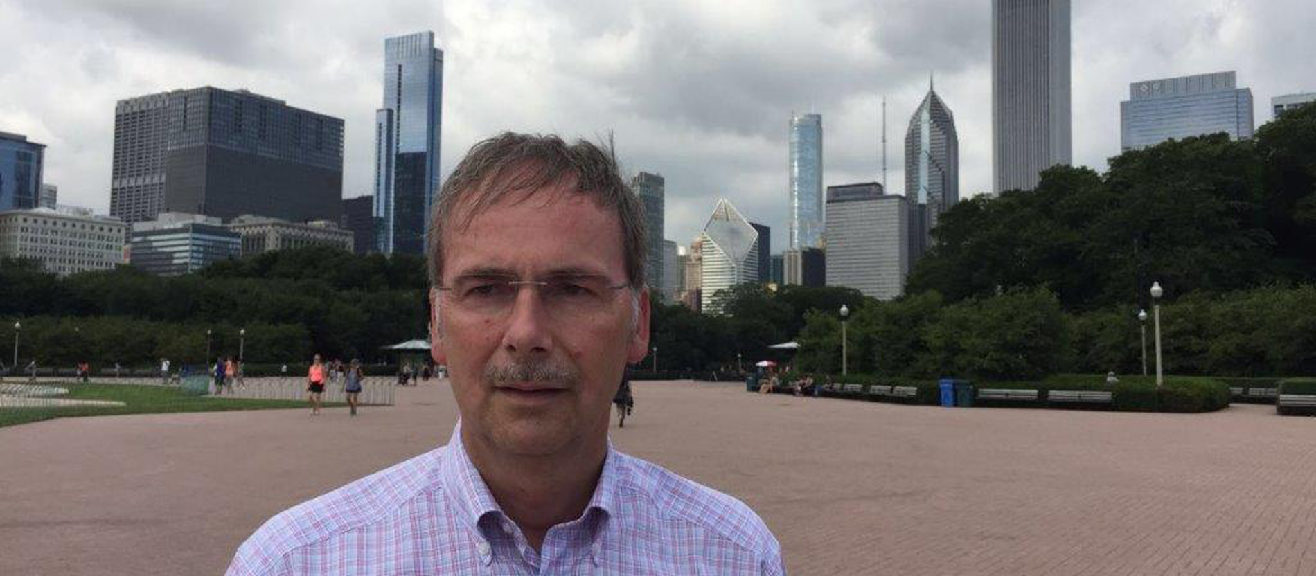 Karl Josef Rieger vor der Skyline von Chicago.