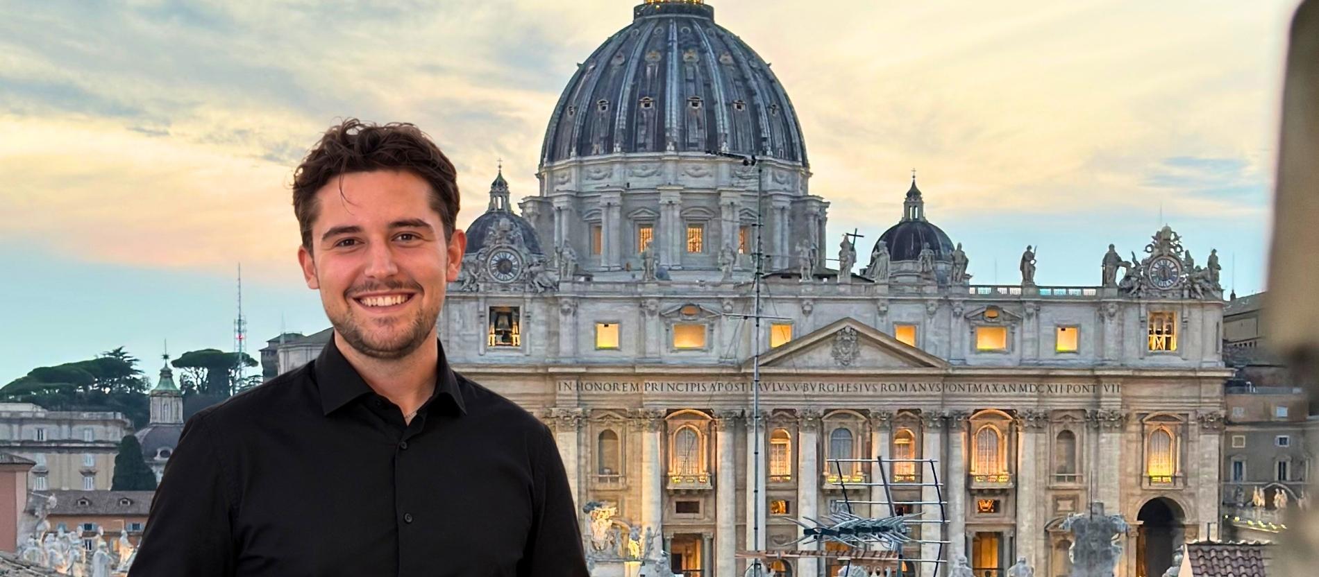 Der Koordinator des Netzwerks Weltsynode, Noah Walczuch, vor dem Petersdom