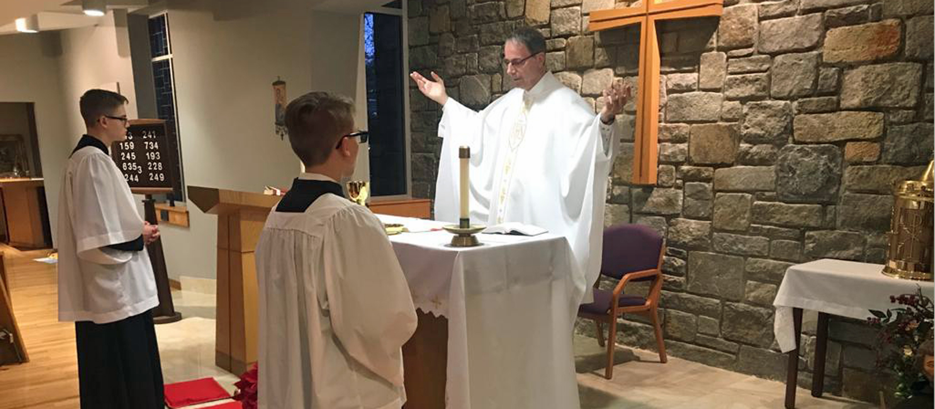 Pfarrer Karl Josef Rieger bei einem Gottesdienst