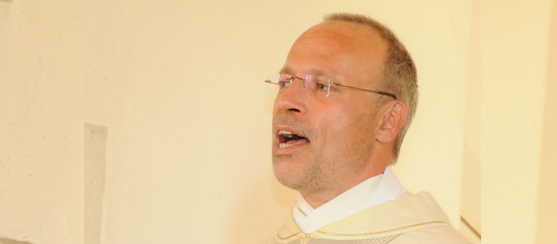 Pfarrer Roland Maurer bei einem Gottesdienst