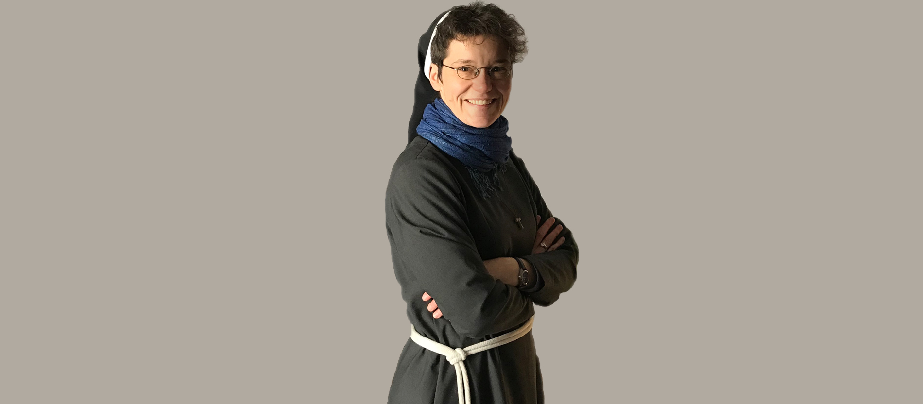 Schwester Franziska Dieterle mit verschränkten Armen