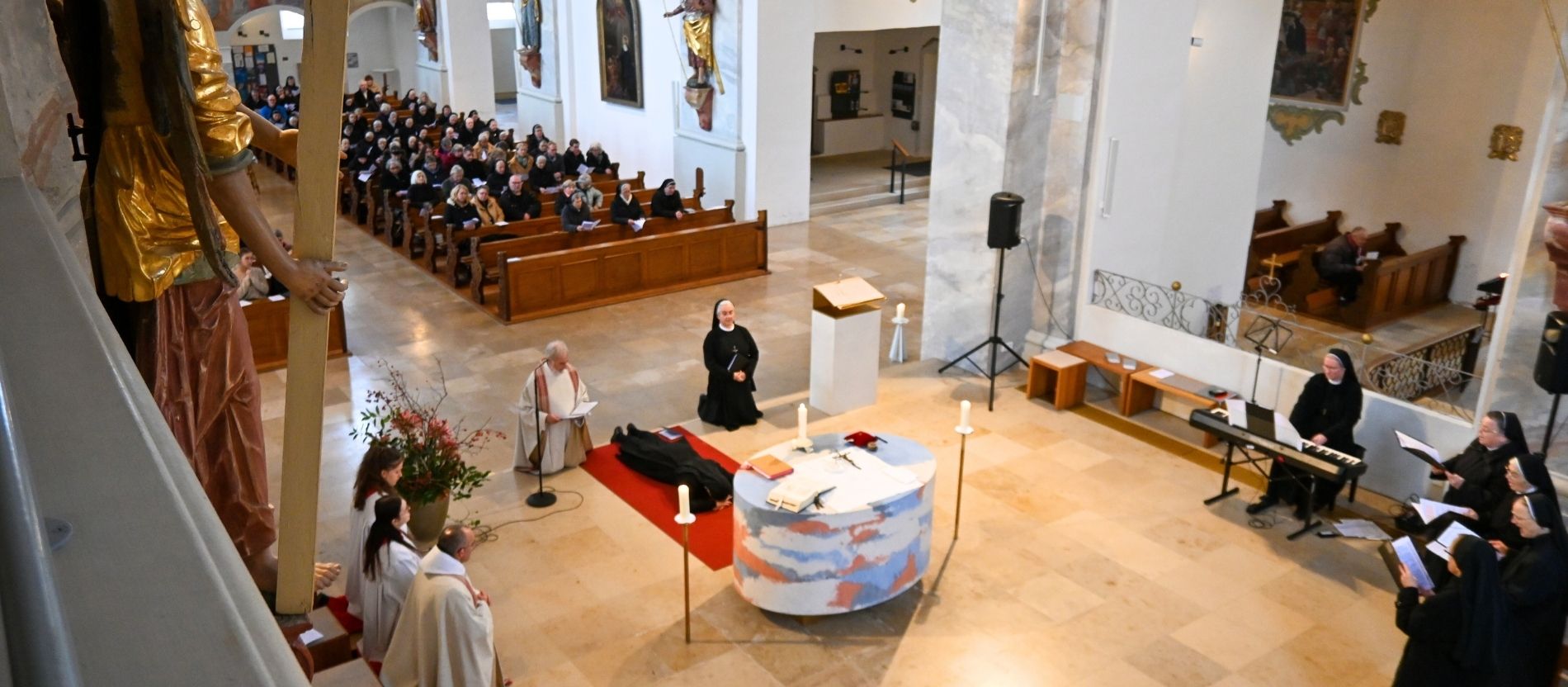 Während der Allerheiligenlitanei lag Schwester Tobia bäuchlings vor dem Altar auf dem Boden - für sie ein ganz besonderer Moment. 