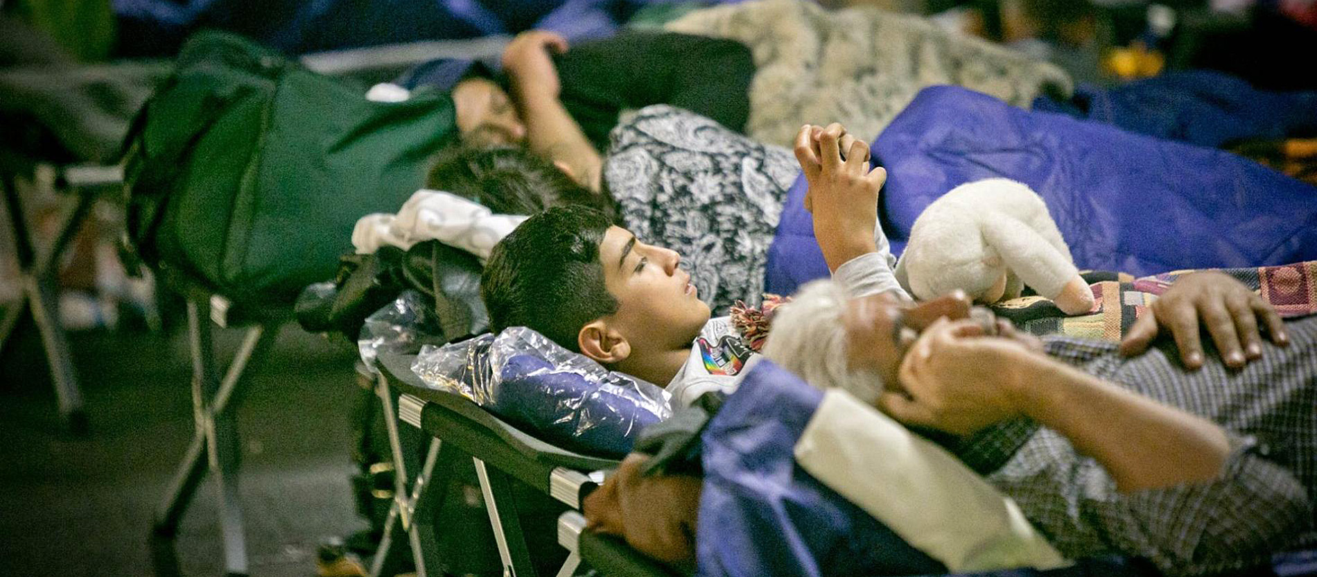 Flüchtlinge auf Liegen am Bahnhof Salzburg