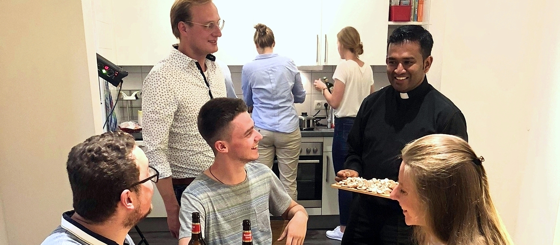 Pfarrer Regamy Thillainathan kocht mit Studierenden.