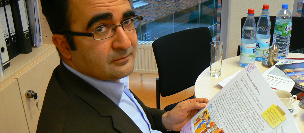 Professor Rauf Ceylan erläutert Arbeitshefte zum islamischen Religionsunterricht.
