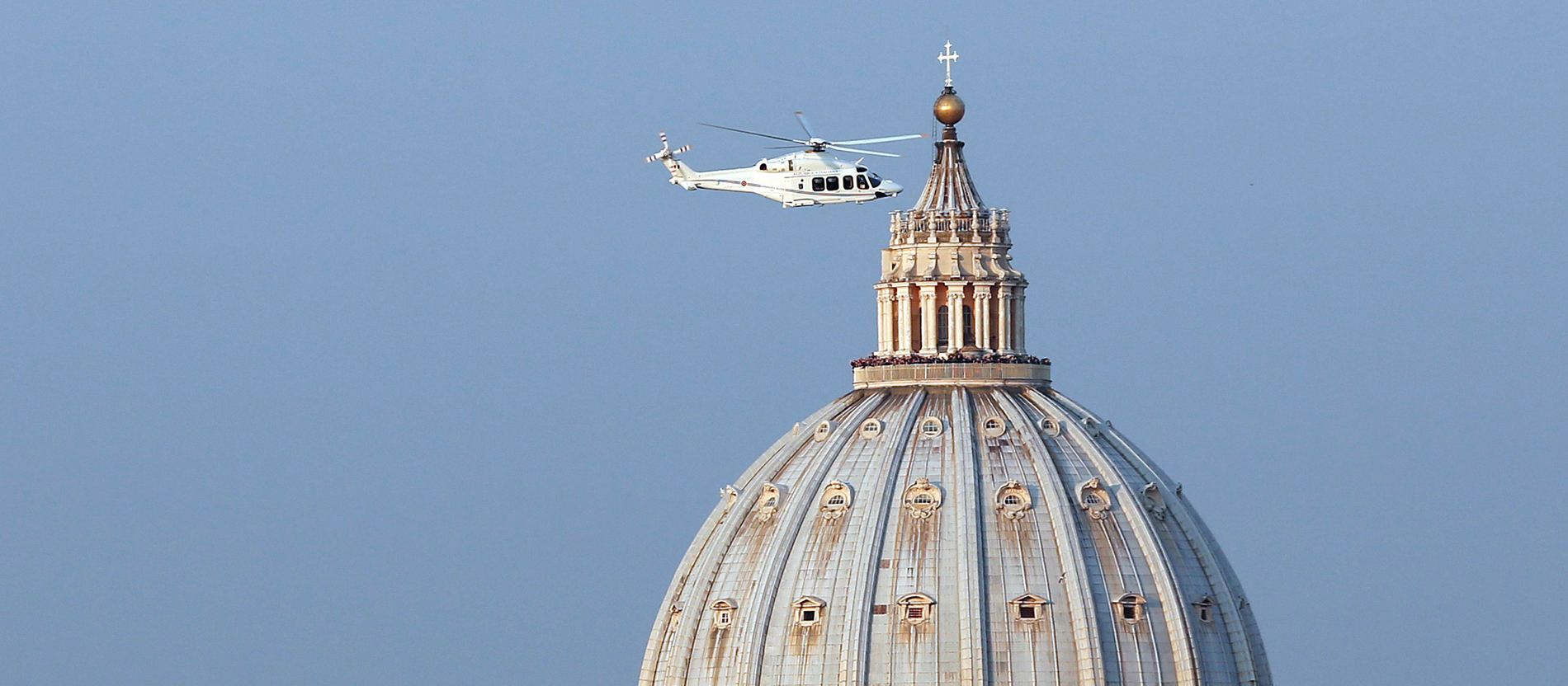 Am 28. Februar 2013 verlässt Benedikt XVI. den Vatikan und fliegt zu seiner Emeritierung nach Castelgandolfo.