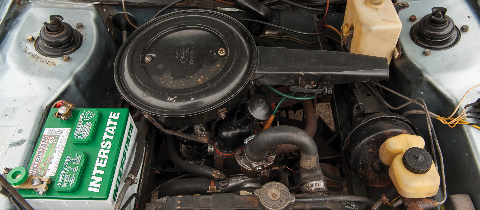 Dellen, Roststellen und Polsterflecken: Man sieht dem Ford seine 42 Jahre an. Dafür ist auch unter der Haube alles im Originalzustand erhalten - bis auf die neue Batterie.