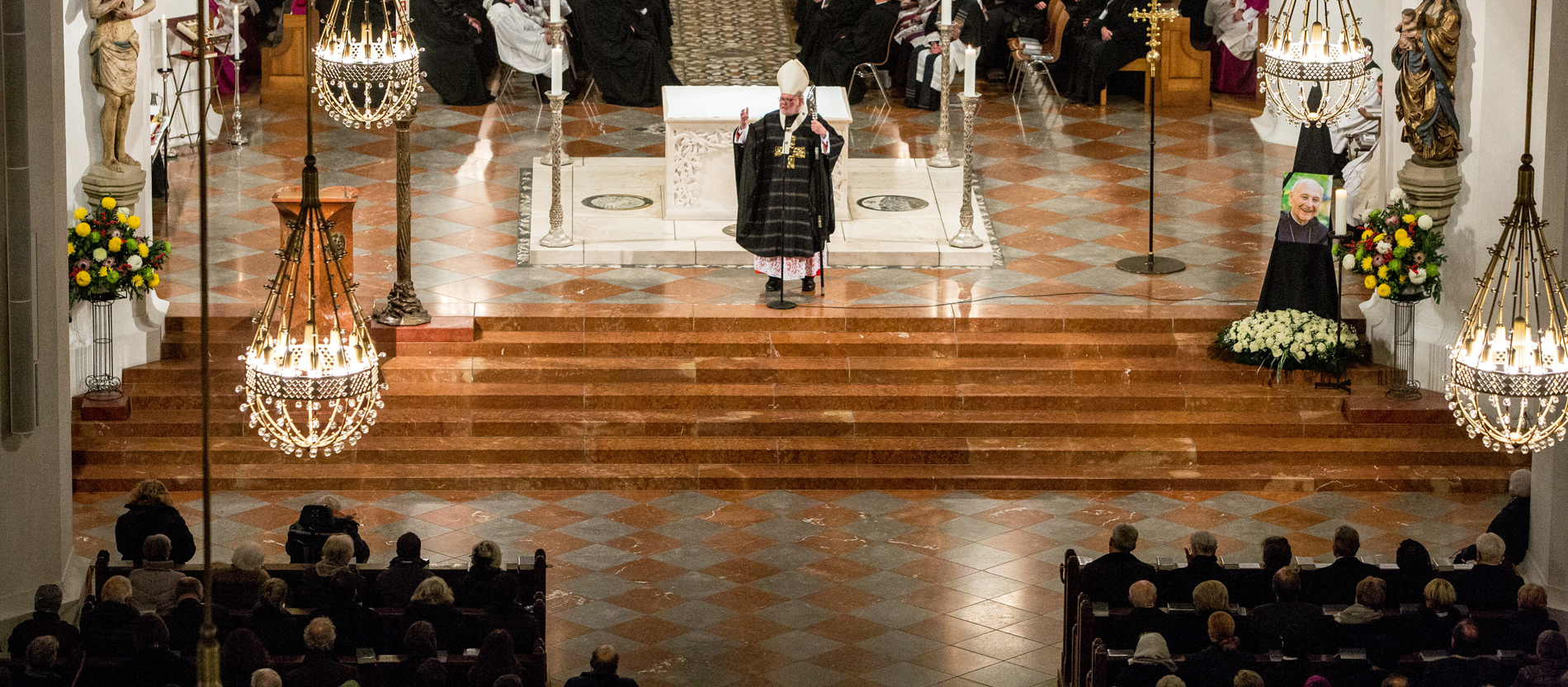 Kardinal Reinhard Marx zelebriert das Requiem für Odilo Lechner.