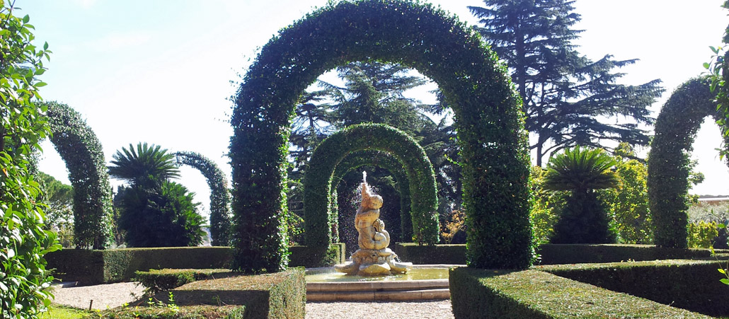 Ein Brunnen in den vatikanischen Gärten. 