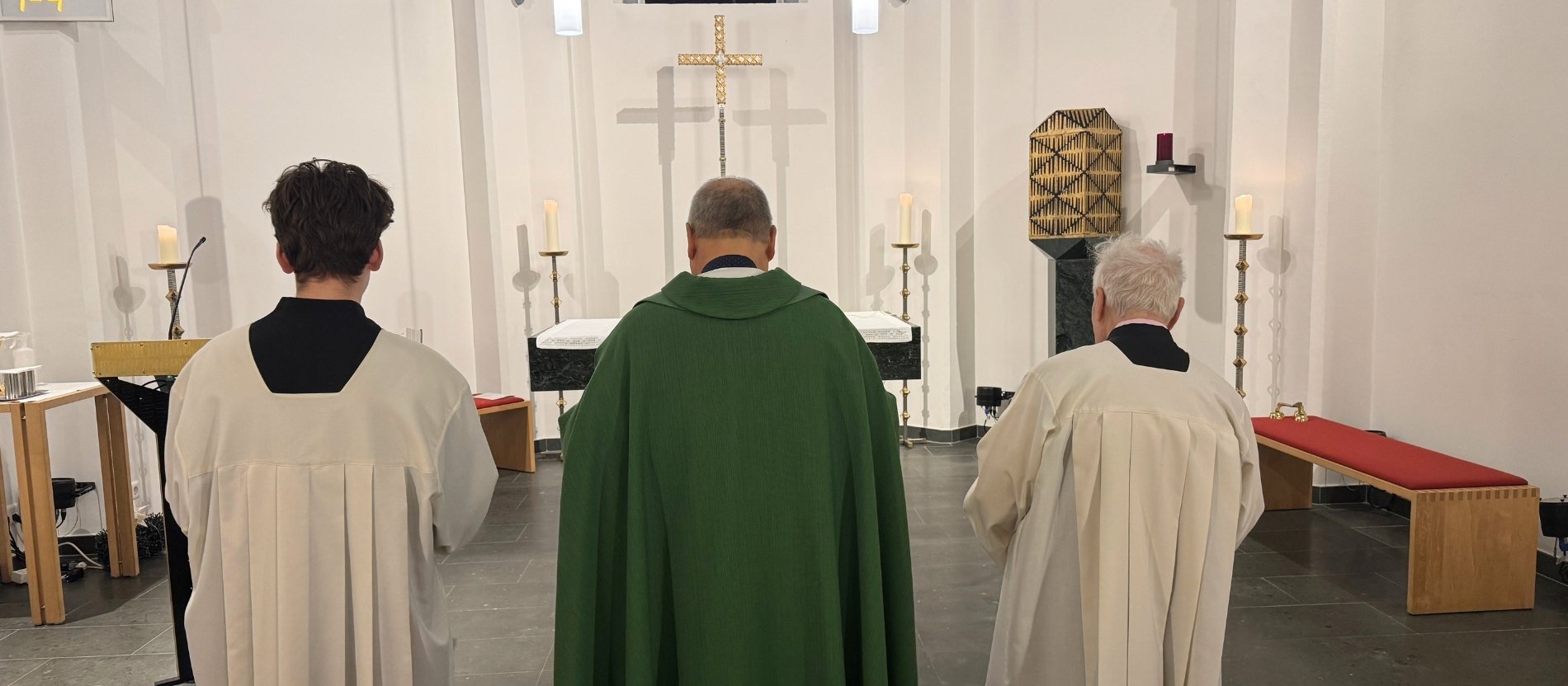 Immer wenn Scherer am Tabernakel vorbeigeht, verbeugt er sich davor.