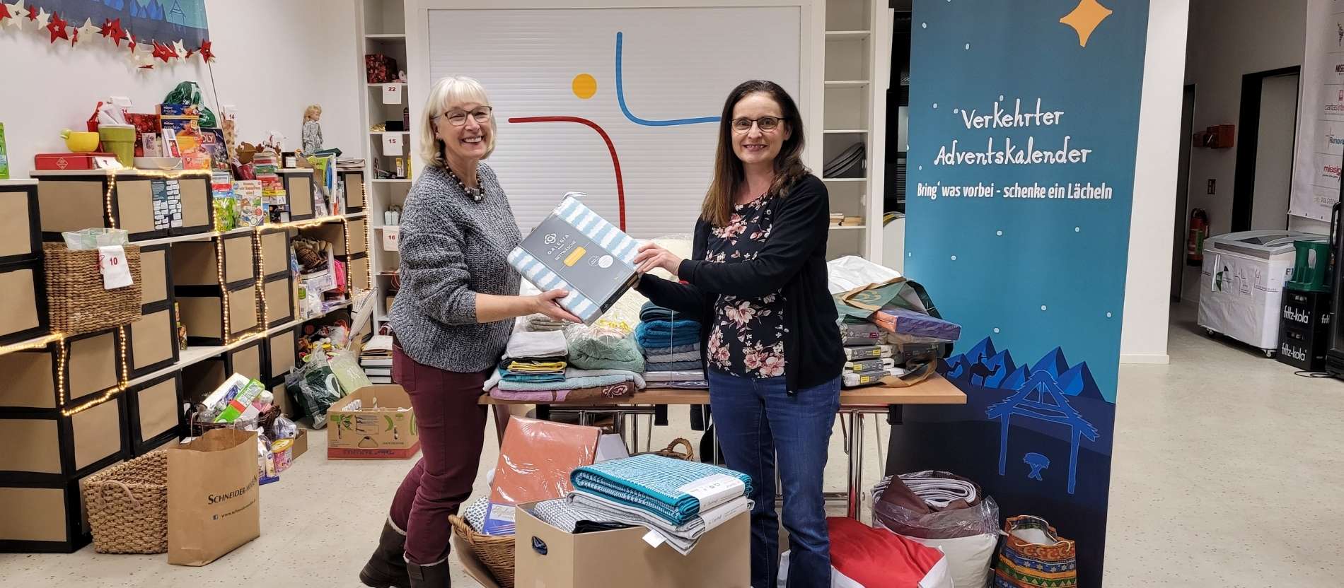 Rasa Hinz (r.) freut sich über Sachspenden für die Partnerschaftsaktion Ost. 