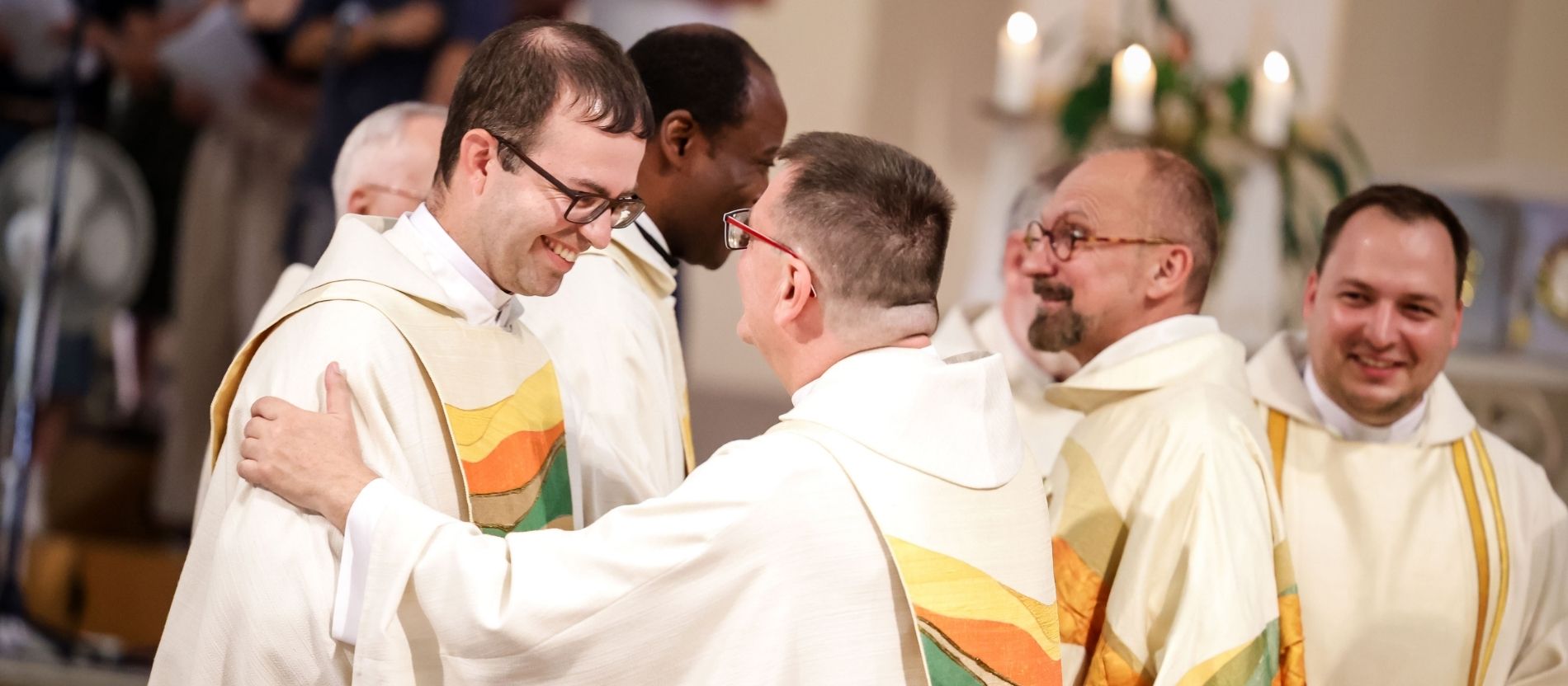 Pater Peter Rinderer beim Friedensgruß im Gottesdienst