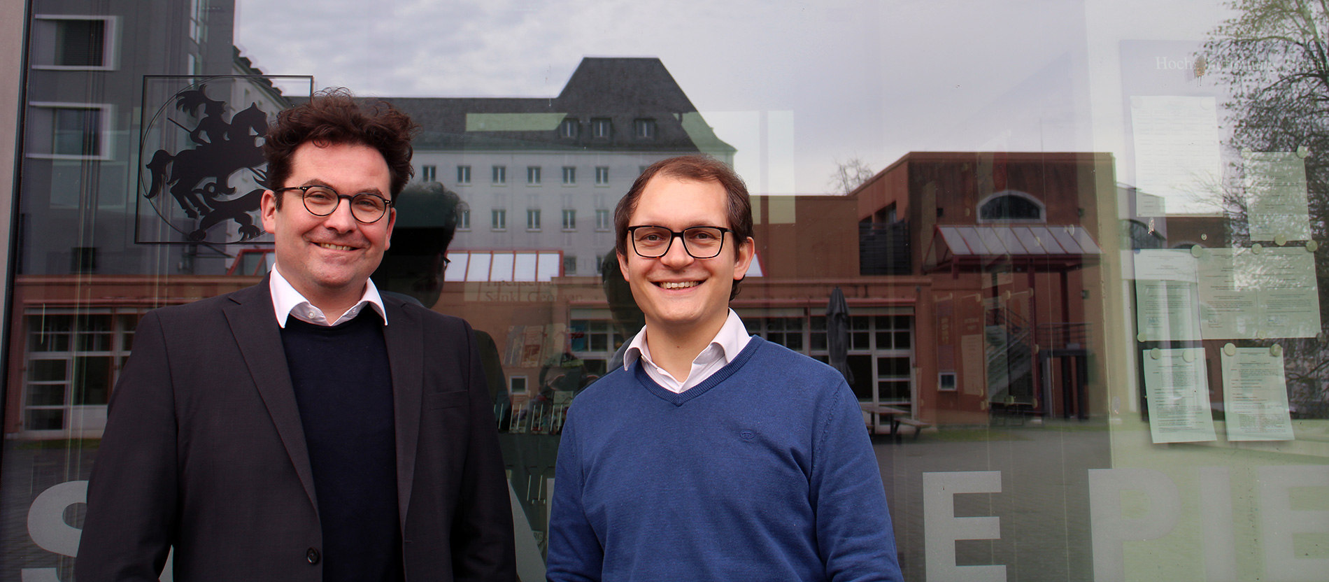 Thomas Meckel (l.) und Vincent Jünger vor dem Hörsaalgebäude der PTH Sankt Georgen