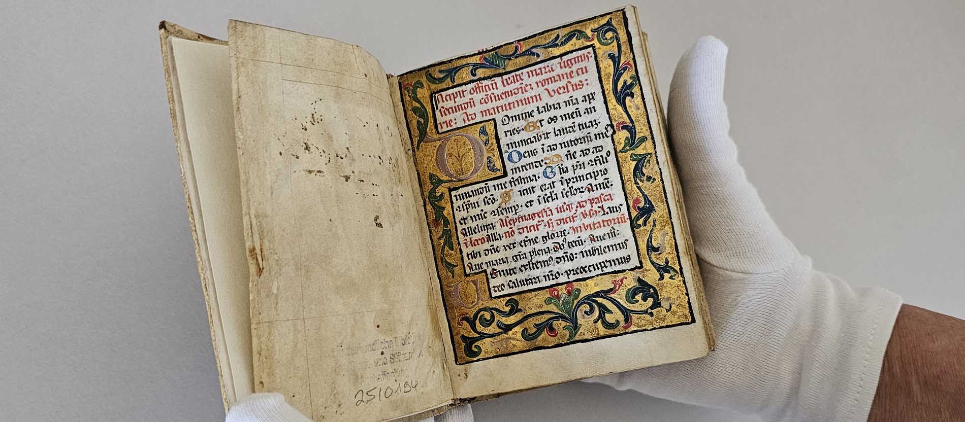 Stundenbuch aus dem 15. Jahrhundert aus dem Aschaffenburger Stadt- und Stiftsarchiv nach der Restaurierung.