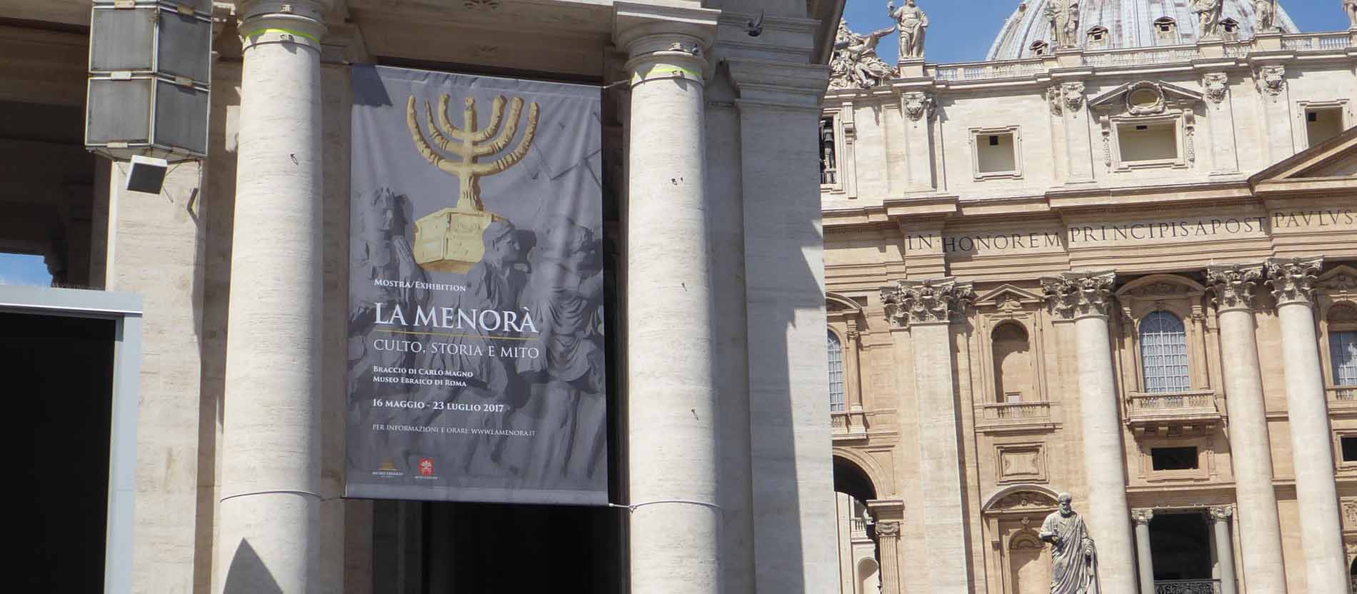 Das Symbol einer Menora neben dem Petersdom.