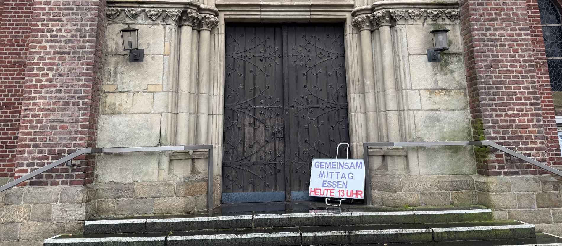 Jeden Dienstag gibt es in der Gastkirche St. Barbara in Essen-Kray eine warme Mahlzeit.