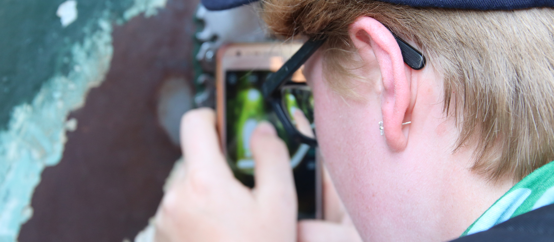 Ein kleines Schlüsselloch, ein Ministrant und ein Smartphone: fertig ist der Instawalk.