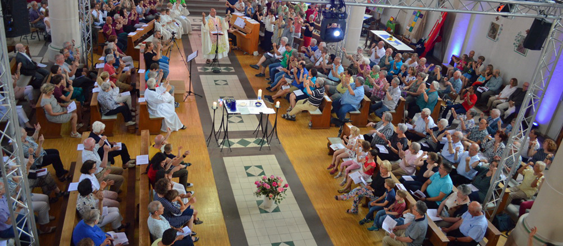 Gottesdienstbesucher gebärden bei einer inklusiven Messe