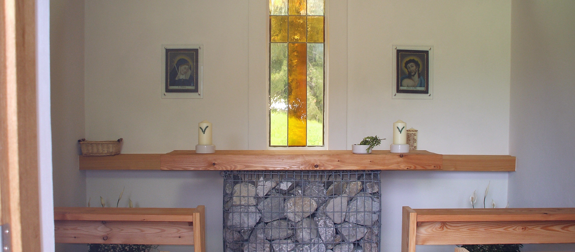 Die Bänke und der Altar stammen von Georg Schöppner. Hier putzt er, leert den Opferstock, füllt die Kerzen auf - und er spricht mit den anderern, die hier ihr Herz auschütten wollen. 