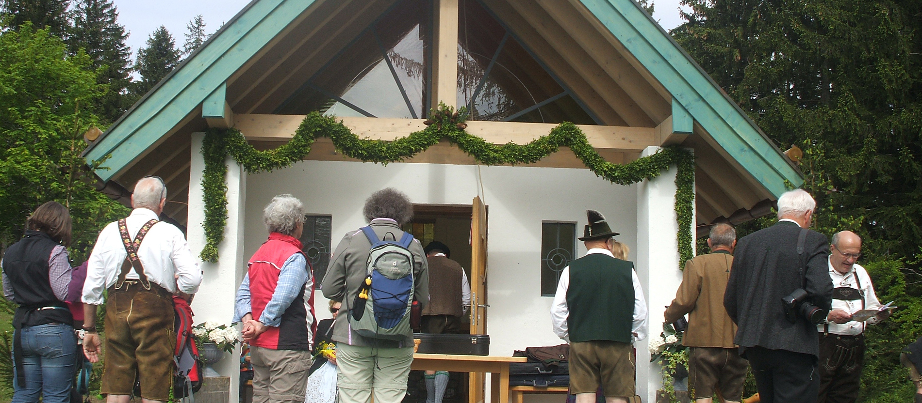 Die Eröffnung der Blombergkapelle Ende Mai 2015: Die von Ehrenamtlichen gebaute Kapelle gehört der Stadt Bad Tölz und wird vom Veteranenverein betreut. Gottesdienste finden nur unregelmäßig statt, etwa wenn eine Pilgergruppe samt Priester sich anmeldet.