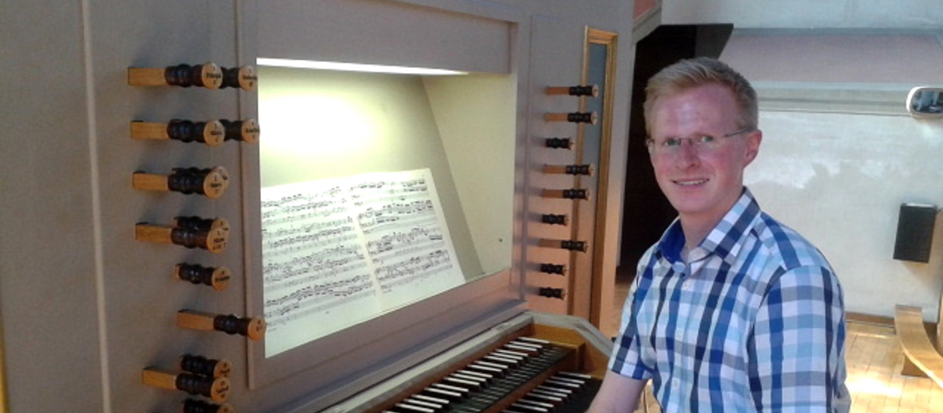 Kirchenmusiker Sebastian Freitag sitzt am Spieltisch seiner Orgel, dem schönsten Arbeitsplatz, wie er sagt.