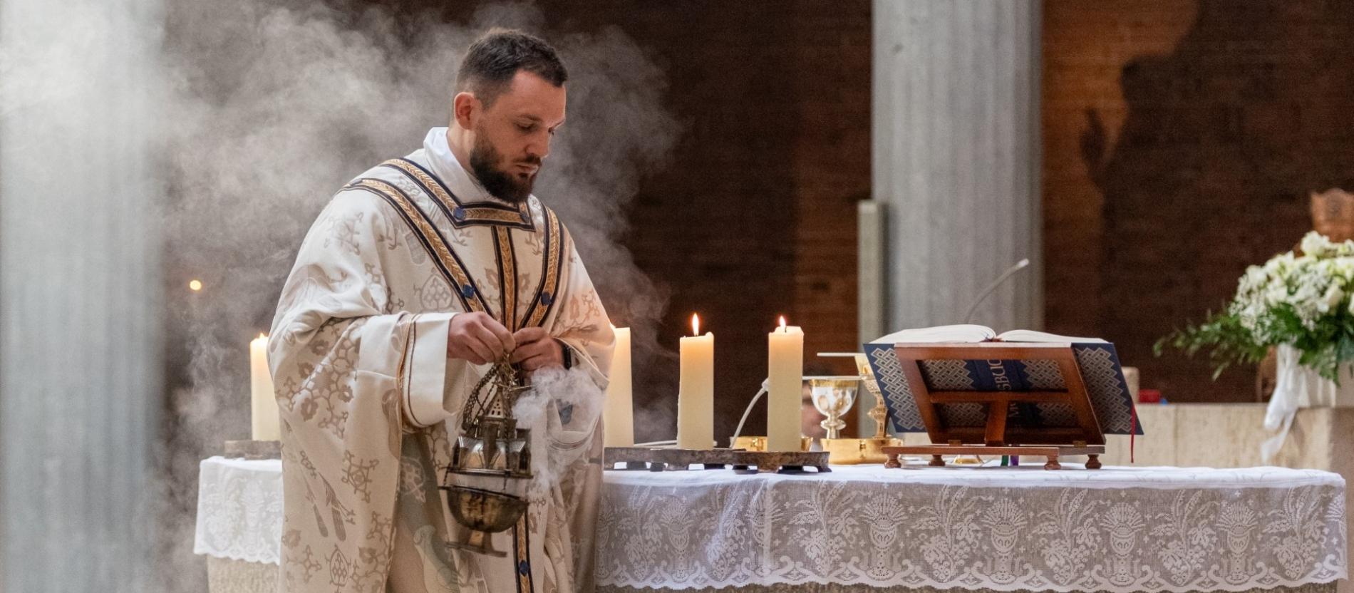 Nikolai Losev mit Weihrauch am Altar