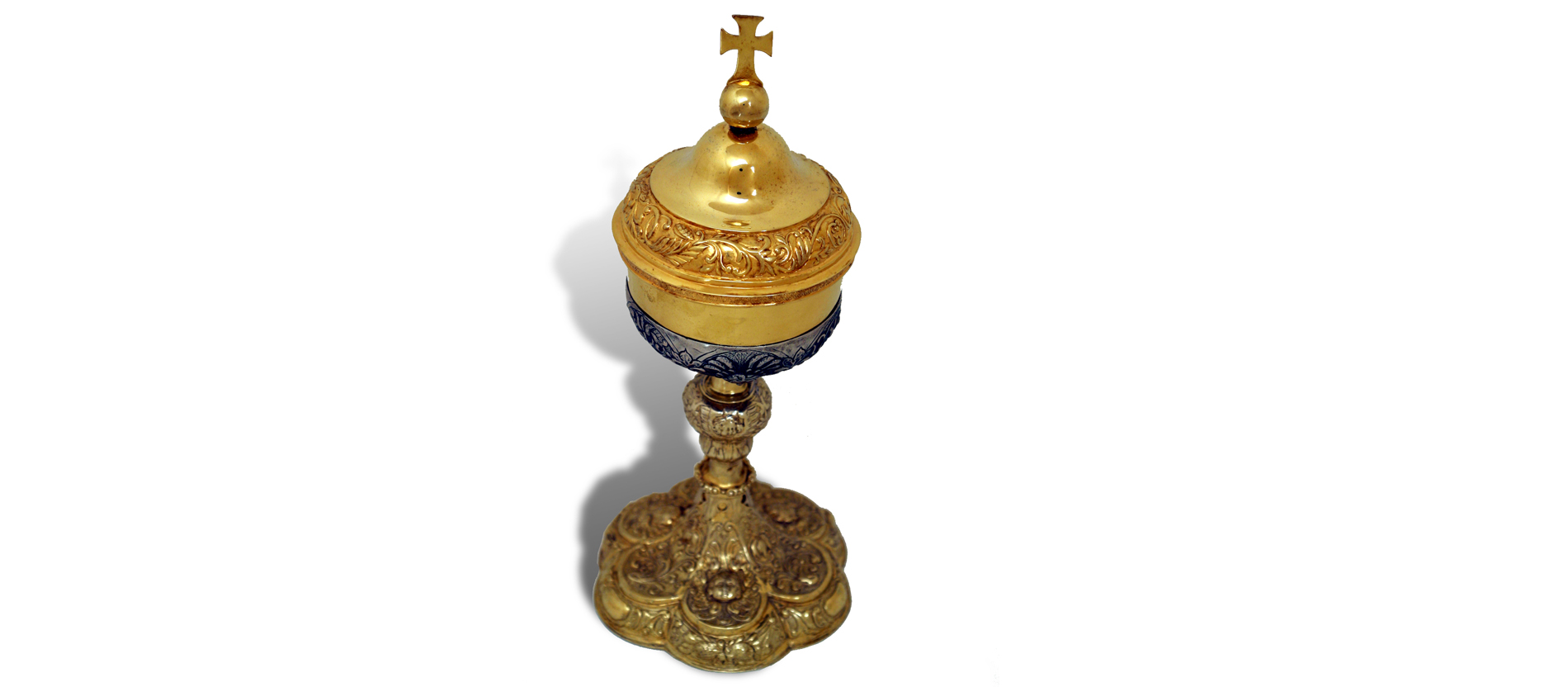 ZIBORIUM: Das Ziborium (lat. Speisegefäß, rechts im Bild) sieht aus wie ein breiter Kelch, ist aber ein Brotgefäß und dient zur Aufbewahrung der konsekrierten, also geweihten Hostien, im Tabernakel. Mit einem Deckel wird er vor und nach der Kommunion verschlossen und mit einem kostbaren Tuch, dem Ziboriumvelum, verhüllt.