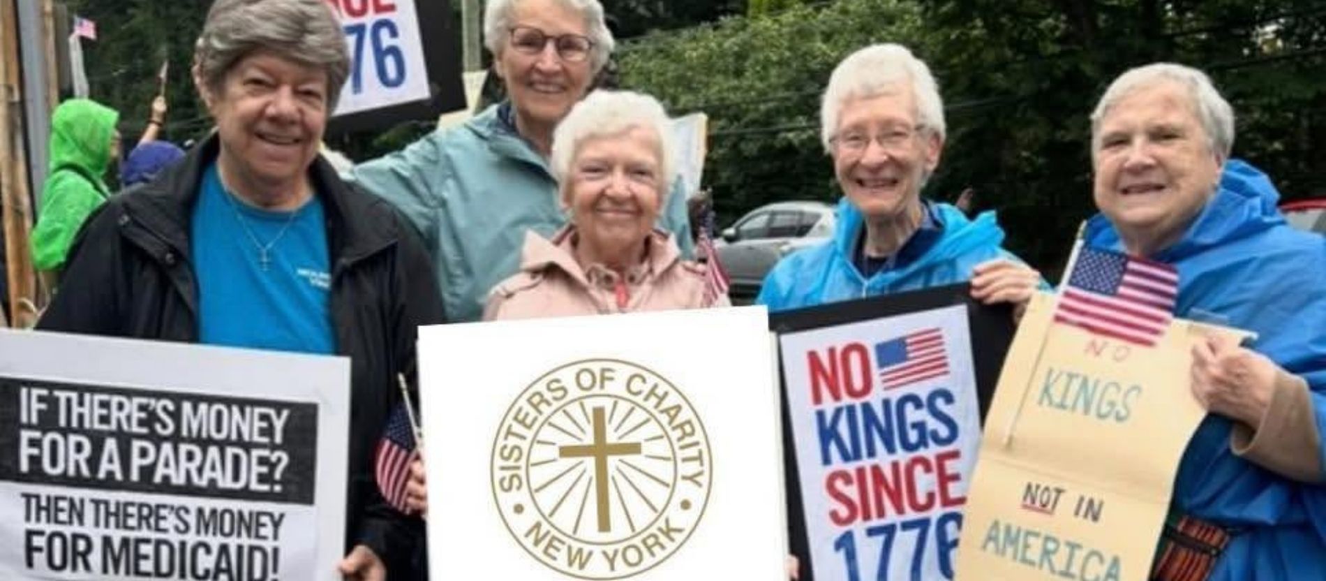 Einige der Ordensfrauen mit Plakaten zu den NO KINGS Protesten.