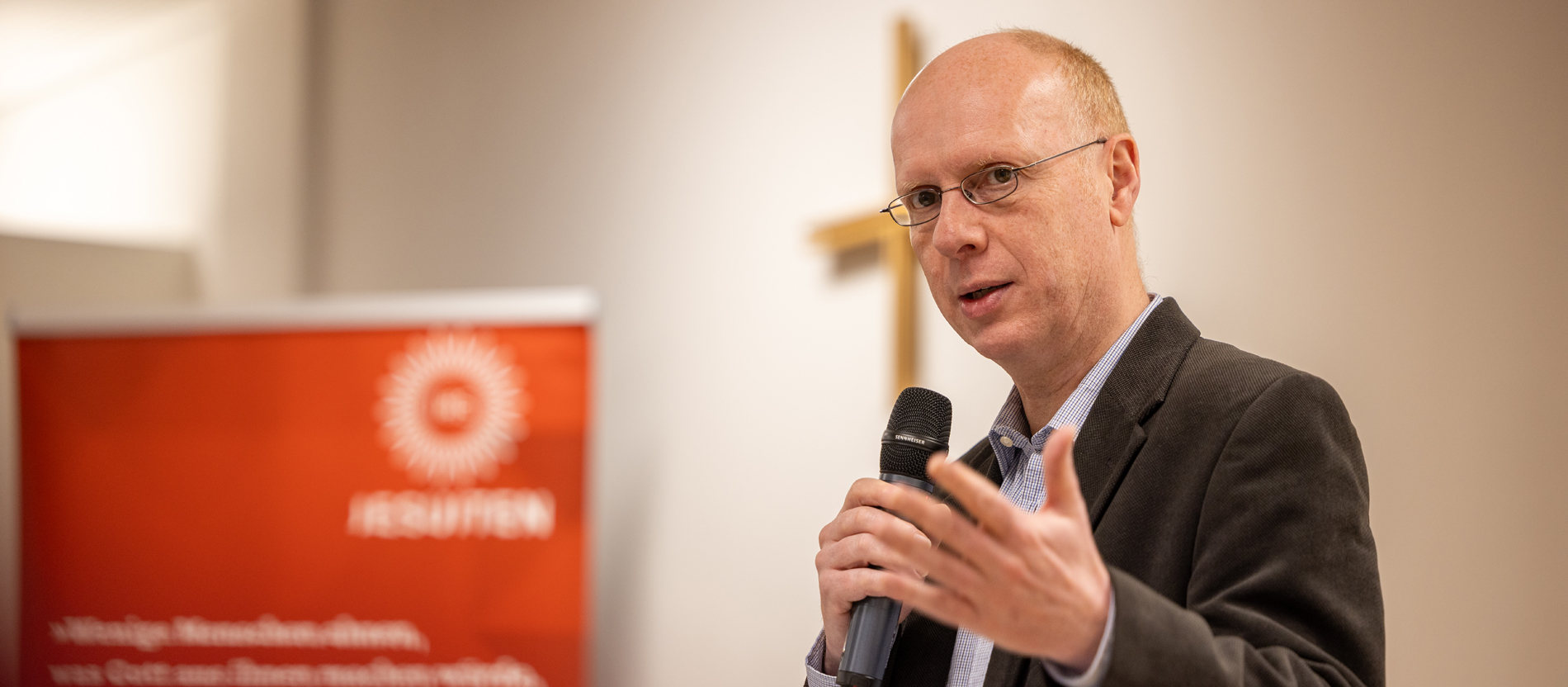 Der neue Jesuitenprovinzial Pater Thomas Hollweck spricht in ein Mikrofon