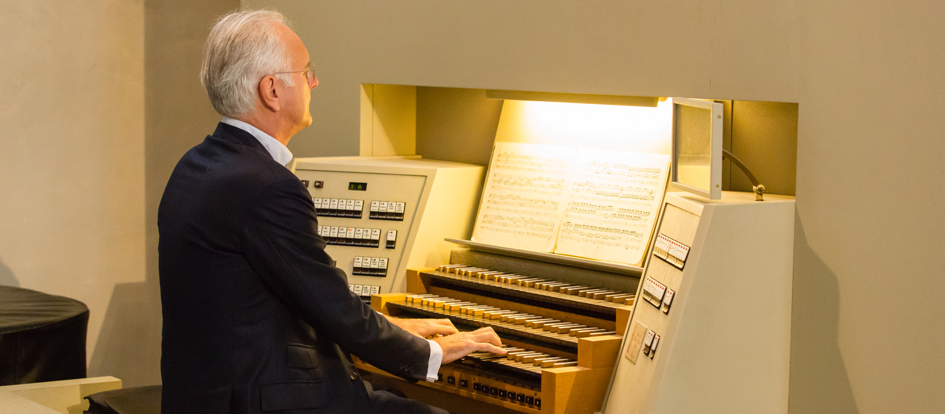Der ausgebildete Kirchenmusiker Harald Schmidt sitzt an der Orgel von Sankt Peter in Köln