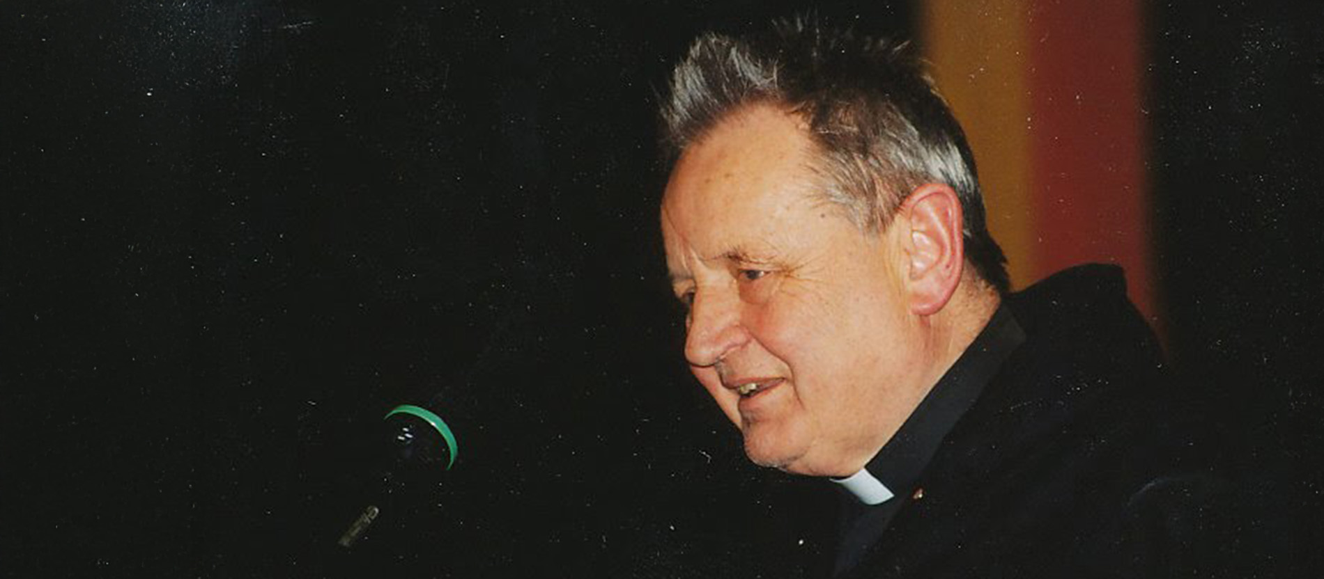 Pater Andreas Hönisch bei einem Vortrag