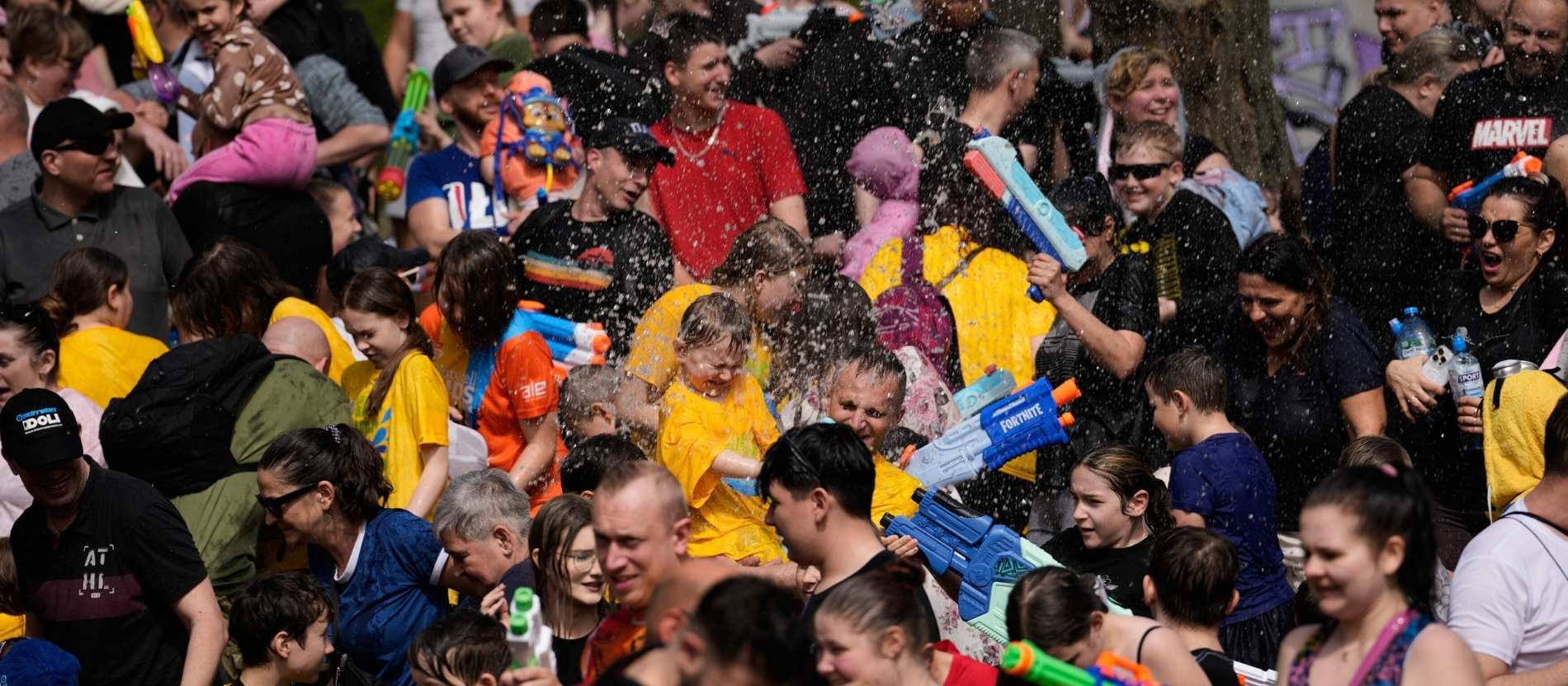 Der polnische Brauch Śmigus‑Dyngus artet in einer nationalen Wasserschlacht aus.