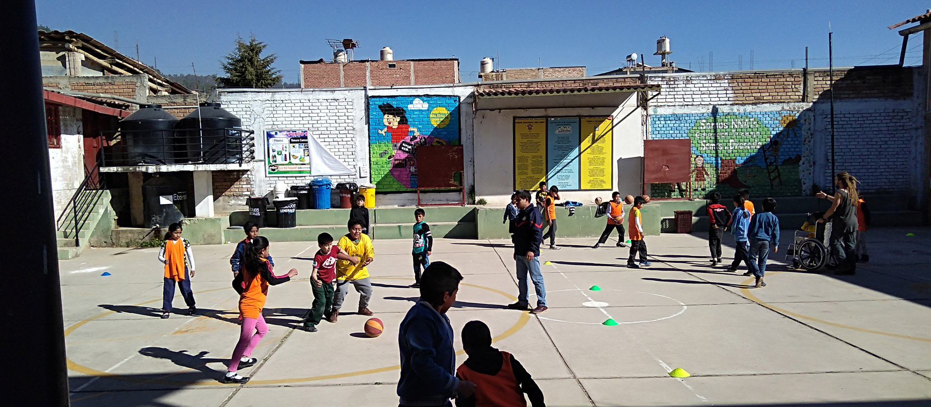 Spielende Kinder in Cajamarca, Peru.